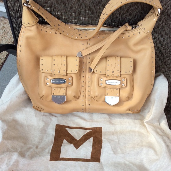 ❌SOLD ❌ Michael Kors Tan Studded Shoulder Bag - Picture 2 of 8